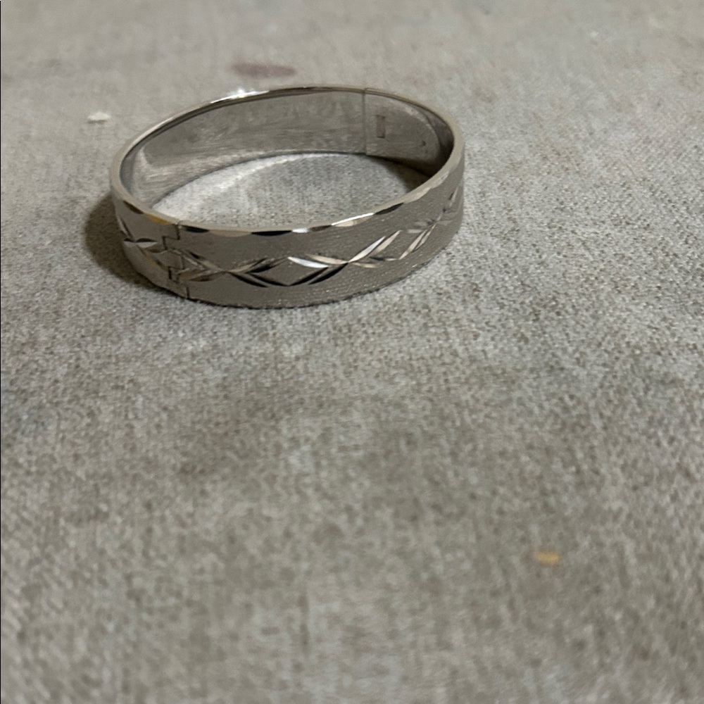 Chic Silver Patterned Bracelet - image 1